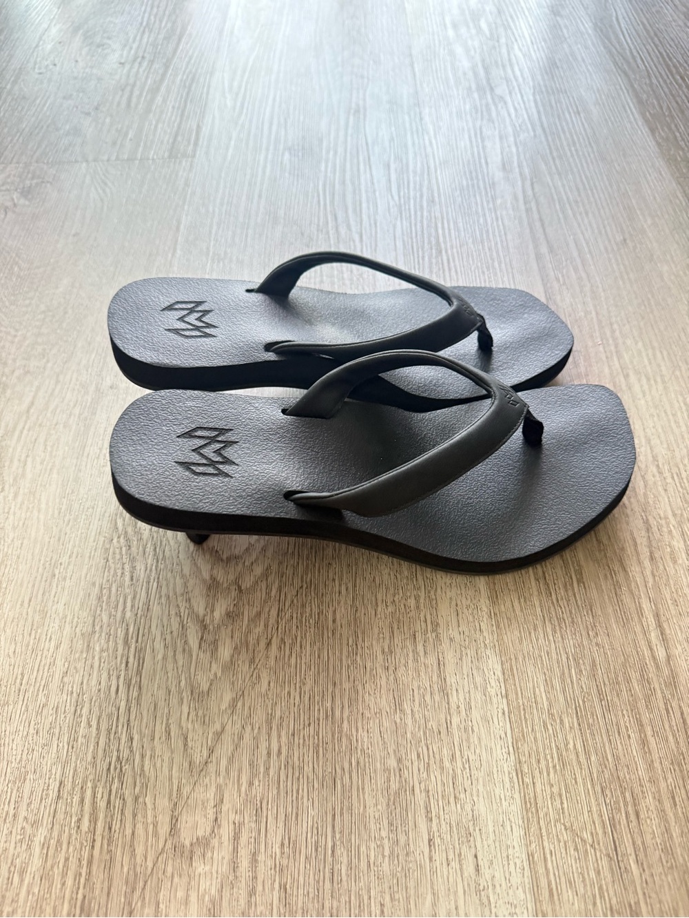 malvados kourt black slip on kitten heels thong sandals shoes size 8 38 NEW